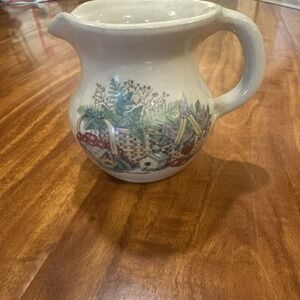 FARMHOUSE POTTERY by SHAKER & THANGS TX/USA 3.5" Tall PITCHER w/Apples Baskets